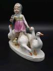 Прикрепленное изображение: 24210f496db382e7ce2165611bn7--vintazh-farforovaya-statuetka-devochka-s-gusyami-staraya-germ.jpg